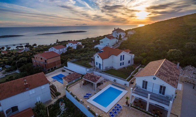 Premuda Villa | Villa Temida, island getaway, heated pool, near the beach, summer kitchen