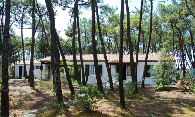La Tranche-sur-Mer Villa | VILLA UNDER THE PINS 100 M FROM THE BEACH 12 PEOPLE