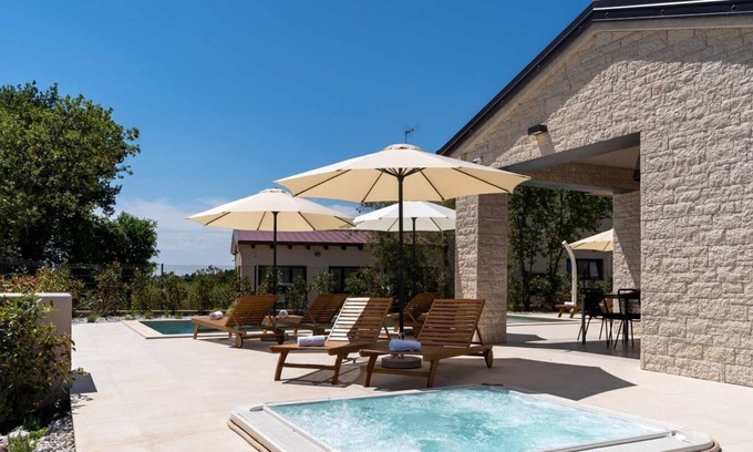 Kadumi House | Villa Ursaria with pool, sauna, whirlpool