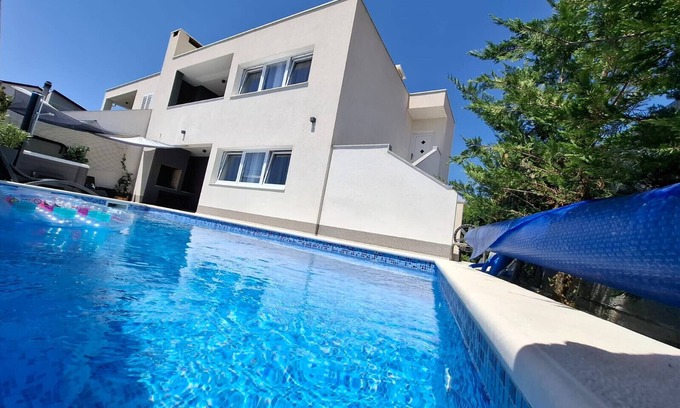 Rudine Villa | Villa Viva - Six bedroom house with a pool and jacuzzi