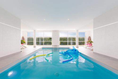 Sibiril Villa | Villa Yana Bretagne Piscine Intérieure partagée et Spa Privatif 100m de la Plage