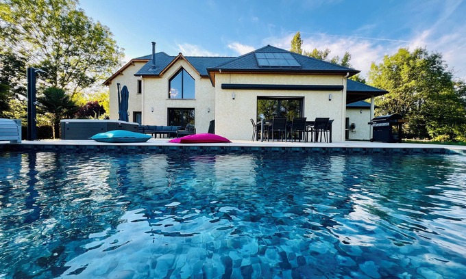 Roussennac Villa | Villaveyron, 5* luxury gîte, heated pool, SPA, table soccer, table tennis.