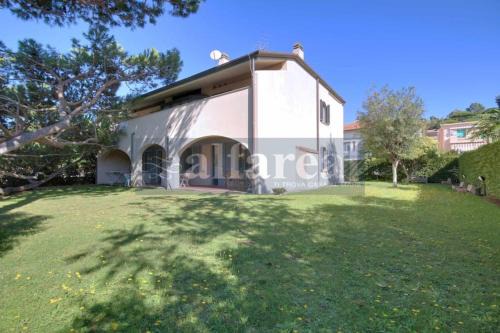 Castiglione della Pescaia Apartment | Villetta Ciro, 3 camere, giardino e parcheggio, a soli 50 m dal mare! by Alfareal