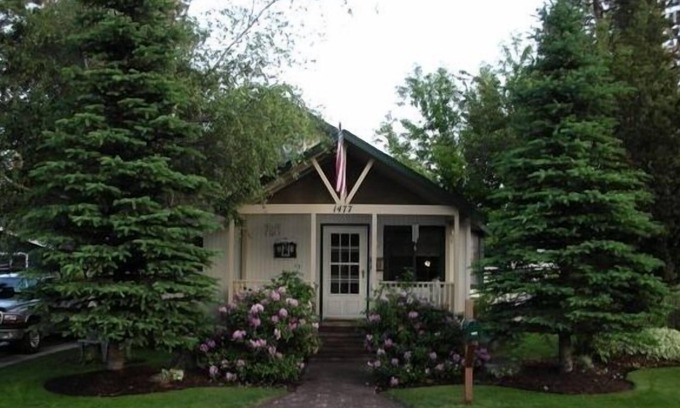 River West Cottage | Visit Bend! Cozy, Pet Friendly, Secluded Yard!
