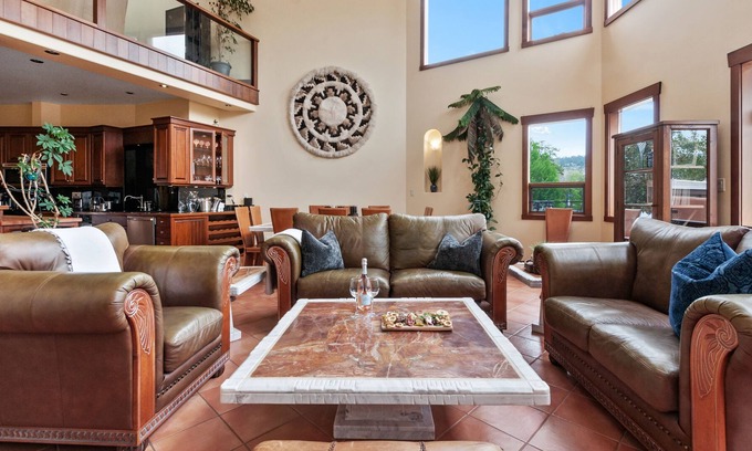 Okanagan-Similkameen Apartment | Vista Del Luna - 4 bedroom 3500 sq ft. Santa Fe-style Penthouse on Okanagan Lake