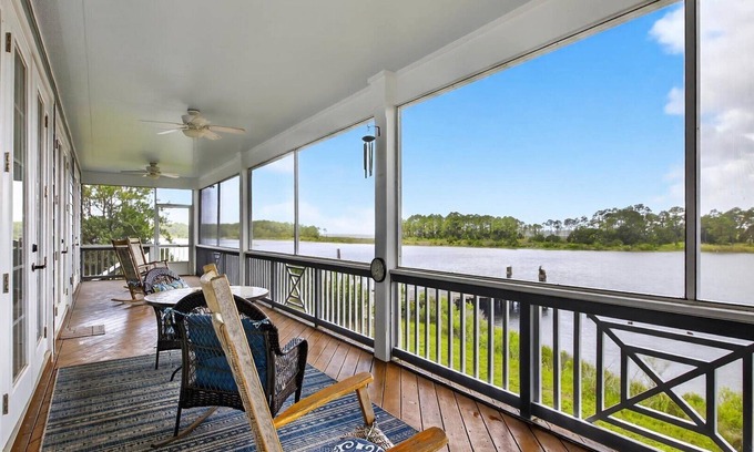Carrabelle House | Vista en Barco – Waterfront Bliss Awaits