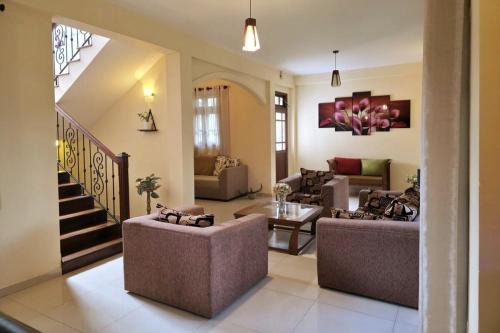 Gurudeniya House | Vithum Villa - Kandy Home with Balcony View and Parking