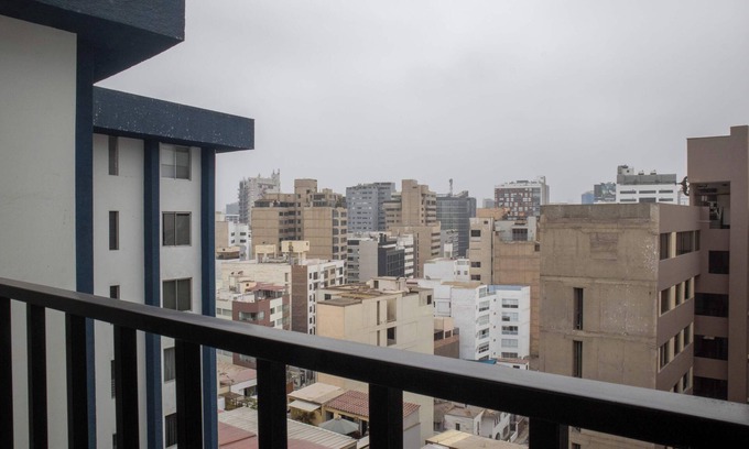 Leuro Apartment | w Bright 2BR w Balconny in Miraflores