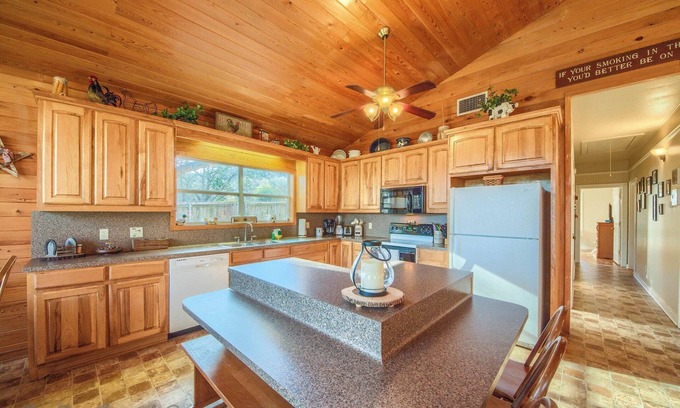 New Braunfels Cabin | Wagon Wheel Rr9084ww 3 Bedroom Home by RedAwning