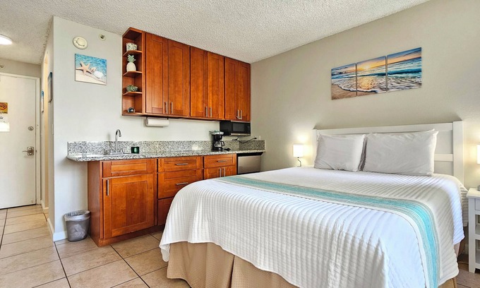 Waikiki Apartment | ⛱ Waikiki Beach Studio w/Lanai & Pool at Waikiki Grand Hotel®