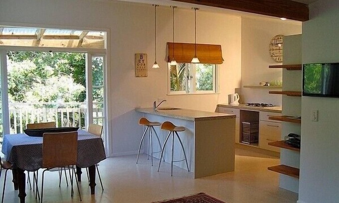Palm Beach Cottage | Waiwurri - Waiheke Holiday Home