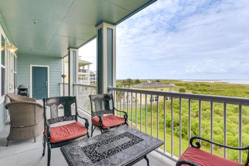 Galveston Apartment | Walk to Beach Condo with Bay View in Galveston