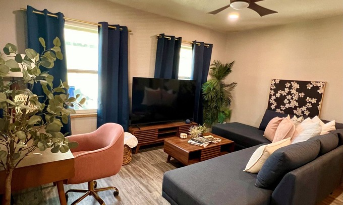 Downtown Dunedin House | Walk to Main St and Waterfront, Mins to Beaches