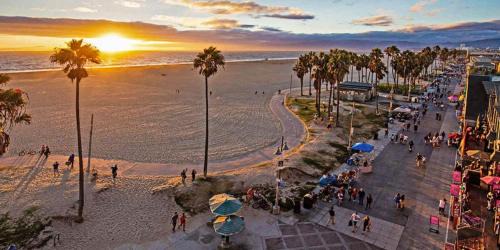 Ocean Park Apartment | Walk to Santa Monica Beach & Pier I Free Parking!