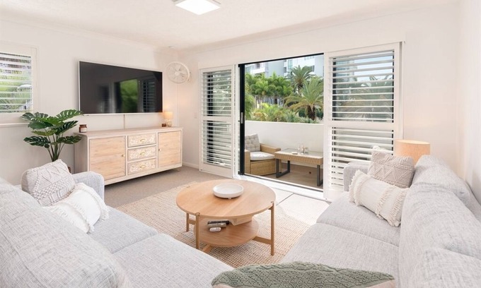 Labrador Apartment | Walking distance to the Broadwater, Spacious 3 x Bedroom walk up Unit (no lift)