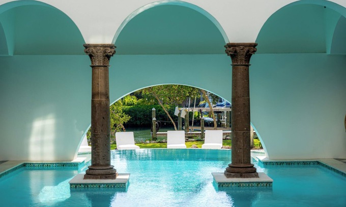 Bay Isle House | Wander Siesta Key sleeps 10, w/pool, 4 Bedrooms