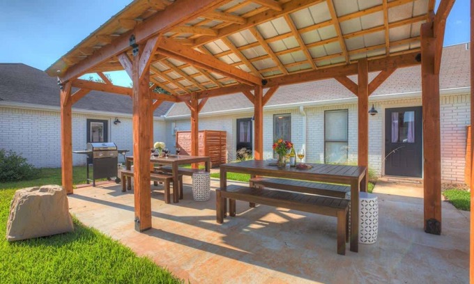Fredericksburg House | Wanderlust #2 Hot Tub Shared Outdoor Space