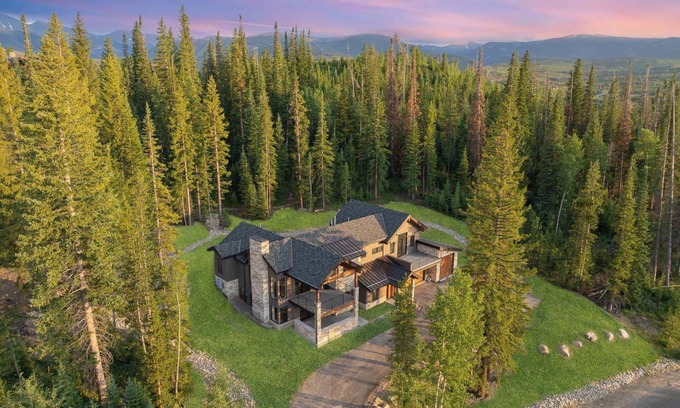 Rendezvous House | Wanderlust Summary: E