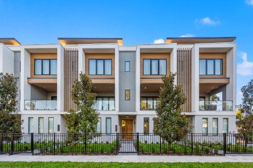 Tampa Heights House | Warm Modern New Construction Townhome in Tampa Heights