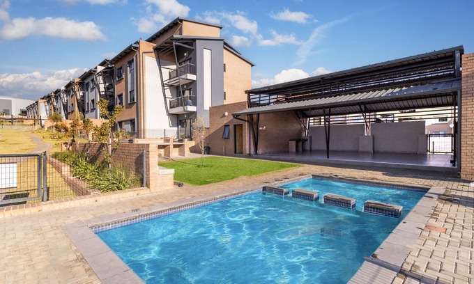 Greater Johannesburg Metropolitan Area Apartment | WATERFALL RIDGE