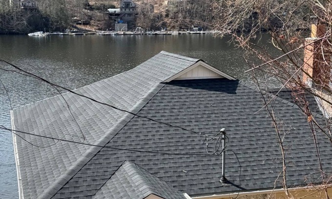 Southbury House | Waterfront 3-bedroom house with AC and WiFi in tranquil Southbury