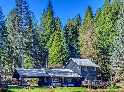 Packwood House | Waterfront Cabin at White Pass and Mount Rainier National Park