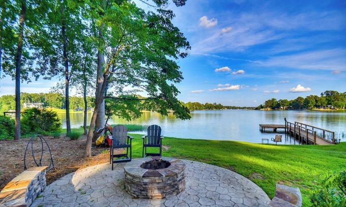 Eatonton Cabin | Waterfront Cabin on Lake Sinclair w/Private Dock!