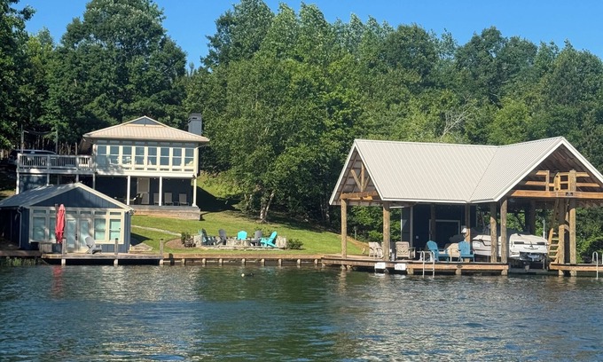 Dadeville House | Waterfront House & Guest House on Lake Martin!
