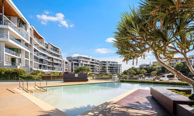 Hollywell Apartment | Waterfront Luxury Retreat | Resort Facilities Hot Tub, Pools, Sauna, Tennis