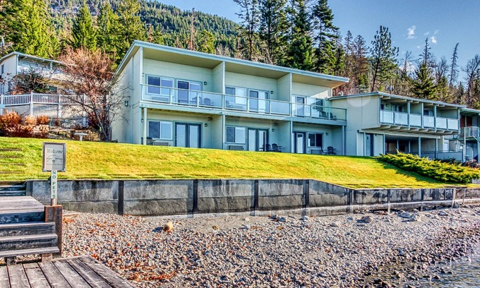 Polson Apartment | Waterfront studio with beautiful mountain & lake views, lawn & swimming docks