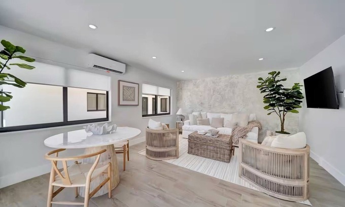 Coral Ridge Apartment | Waterfront Unit #2 20 Min Walk to Beach, Shops and Restaurants