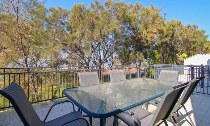 Falcon Apartment | Waterfront - view from your Courtyard!