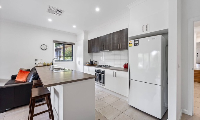 Bendigo House | Wattle Gem Townhouse with Free WiFi