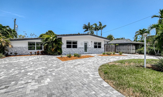 Coral Shores House | Wave n' Palm | House in Fort Lauderdale with turquoise pool
