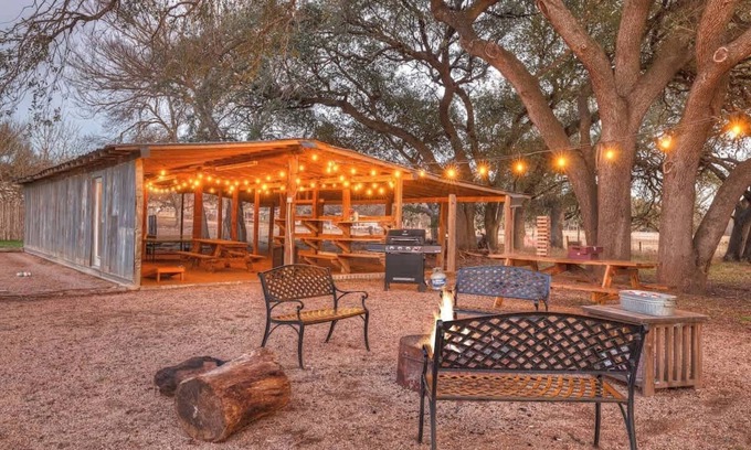 Fredericksburg Cottage | Waylons House-hot Tub Shared Party Barn With Games