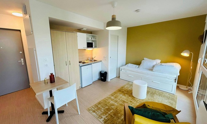 Barbatre Apartment | We Live In R - Suite 302