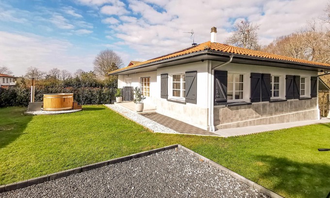 Saint-Martin-de-Seignanx House | Welcome to this stylish and welcoming vacation home with jacuzzi in Saint Martin de Seignanx.