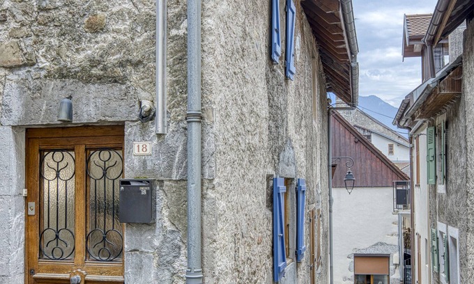 Menthon-Saint-Bernard House | Welcome to Les Volets Azur, a lovely fully renovated village house, ideal for a romantic getaway in the heart of Menthon-Saint-Bernard. Nestled between lake and mountains, this cozy home offers a peaceful and warm atmosphere.