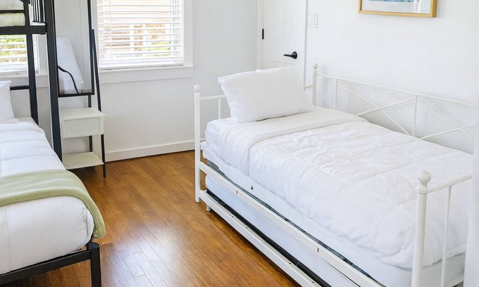 Hyde Park House | Welcome! This stylish and spacious three-story gateway