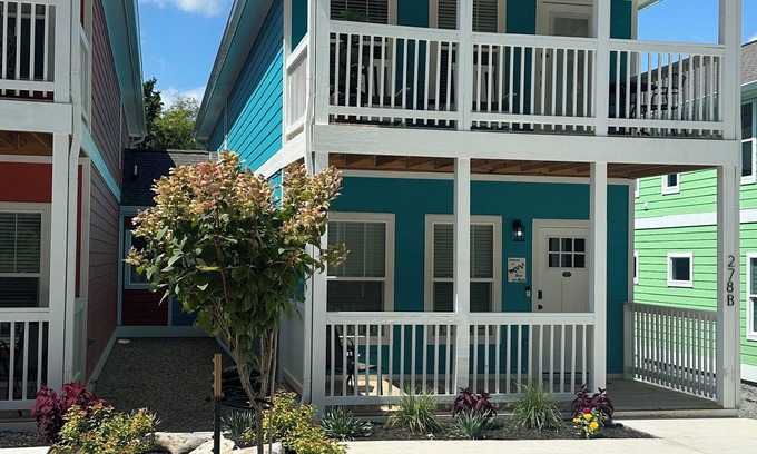 Dandridge House | Welcome to Blue On Main! 3 bdrm house steps away from Main Street & Douglas Lake