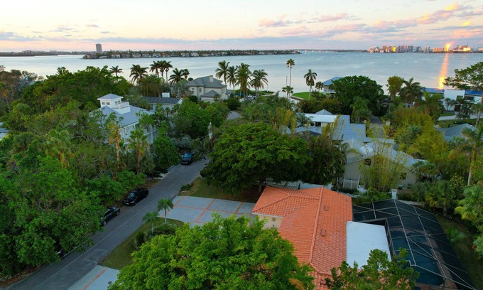 Bay Isle House | Welcome to Our Siesta Sunshine