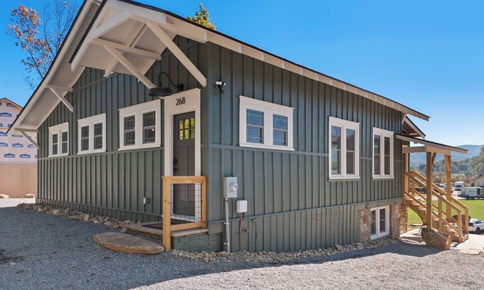 Lake Junaluska Cottage | Welcome to this historical Lake Junaluska NC cottage named “Junaluska Sunrise.”