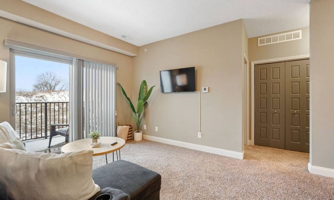 West Des Moines Apartment | West Des Moines- Garage Gym Pool Jordan Creek