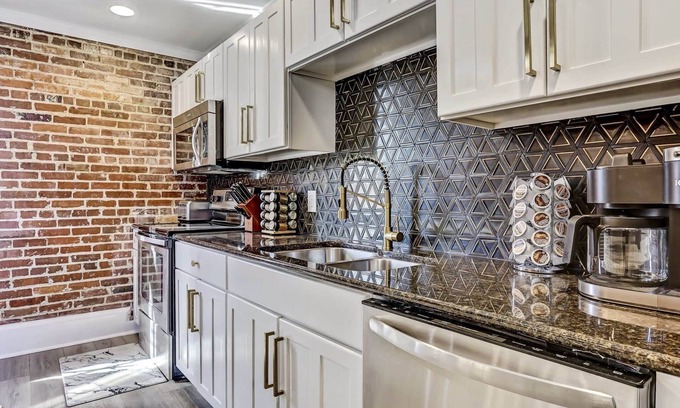 Historic District - North Apartment | West End Loft - Downtown 5 min Walk to River St