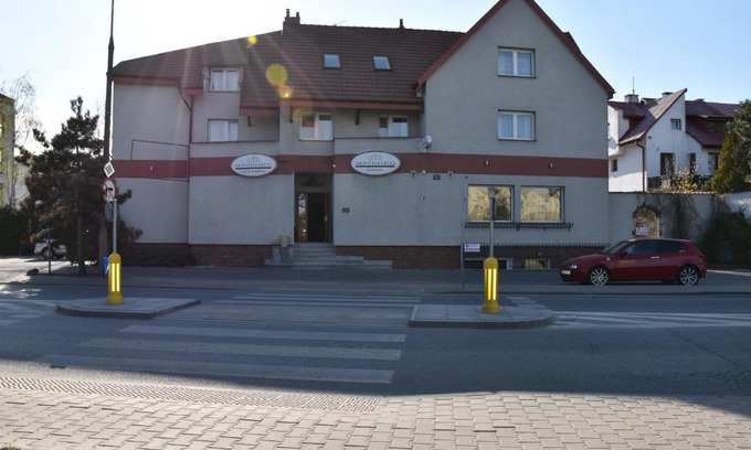 Wlochy Apartment | West Room & Restaurant
