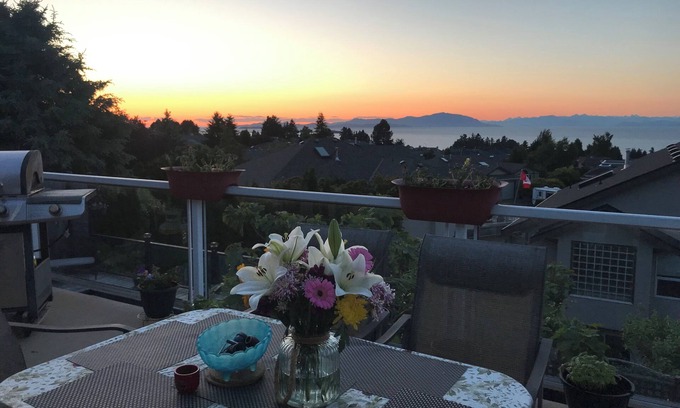 Regional District of Nanaimo House | Westcoast Wonder.Everything you need for your home away from home!