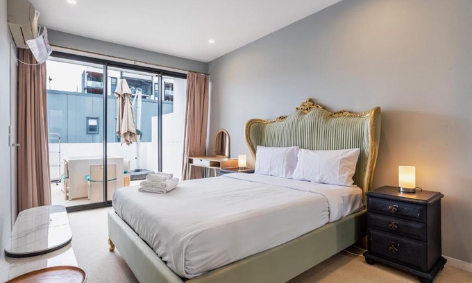 West End Apartment | Westend 3 bedroom Split level Townhouse Next to River