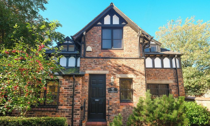Manchester Cottage | Whalley Range Gem – Detached, Parking, Near City