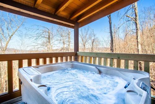 Gatlinburg House | Whisk A Way with Hot Tub, Pool Table and Jacuzzi