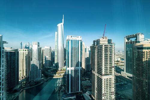 Jumeirah Lake Towers Apartment | Whispers of the Wind by Lagom Vacation Homes